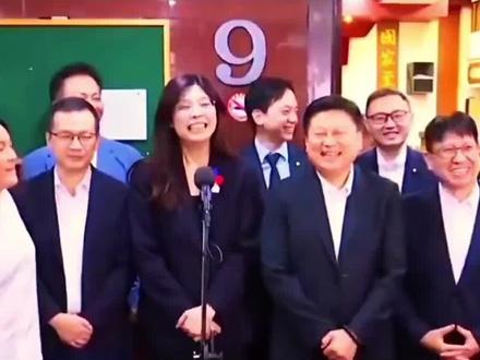 郑丽文(完整简历)
出生:1969年
出生地:台湾台北,祖籍云南普洱
身高:178cm(公开)
体重:未公开
学历:
- 台湾大学法律系学士
- 美国天普大学法学硕士
- 英国剑桥大学国际关系博士候选人(肄业)
一、民进党时期(1991—2002)
- 1991年加入民进党
- 学生运动出身,台大“大学论坛社”社长
- 1996:民进党籍“国大代表”
- 1999:民进党“国大”党团副总召集人
- 2000后:主持政论节目《火线双娇》,以犀利著称
- 2002:因在节目批评民进党官员“舔耳案”,被开除/停权,退出民进党
二、国民党时期(2005—至今)
- 2005.1:经连战介绍加入国民党
- 2005.2:国民党文传会副主委、发言人
- 2005.4:随连战“和平之旅”访问大陆
- 2008:当选国民党不分区“立委”
- 2012—2014:马英九时期“行政院”发言人
- 2016后:国民党文传会主委、政策会副执行长
- 2020:再度当选不分区“立委”、党团首席副书记长
- 2025.6:组建“党外在野大联盟”
- 2025.10:当选中国国民党主席(第二位女主席)
- 2026.4:以国民党主席身份率团访问大陆
三、政治风格与立场
- 辩才犀利,被称“女战神”
- 明确反对“台独”,公开称“‘台独’是骗局”
- 主张“九二共识”、两岸和平交流
- 多次公开表示“我们就是中国人”