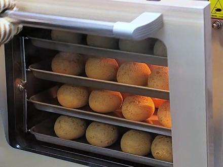 麻薯包厨师机版教程,一分钟学会超简单! 哈喽宝子们,今天又来教大家做麻薯包了,这次制作的量比较大,所以我们用厨师机来搅拌,如果做少量的宝子们,可以参考主页另一个手揉的视频教程哦。
😍用料:
麻薯预拌粉 750克
玉米油 225克
全蛋液 225克
清水 225克
😍做法:
1. 麻薯粉放入厨师桶,加入玉米油,低速搅拌至大致均匀。
2. 加入蛋液继续低速搅拌。
3. 再加入清水,搅拌至大致均匀后调至3-4档搅打。
4. 一直到面糊呈挂旗状态即可。
5. 将面团分为30克一个,先放在手上折叠几次,然后搓圆放在不沾烤盘上。
6. 所有面团都分好后在表面喷上水雾,放入预热好的高比克80S烤箱(预热温度风炉模式180度),温度调至160度烘烤35-40分钟。
7. 出炉后将麻薯转移到网架上晾凉。如果需要打包,一定要等凉透以后后,不然麻薯会反潮软掉。
#麻薯包 #烘焙日常 #新手烘焙 #麻薯布丁