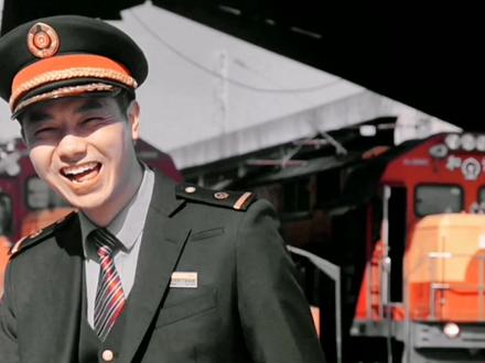 作为一名火车司机,为你的平安出行保驾护航#火车司机 #制服变装 #呸呸变装