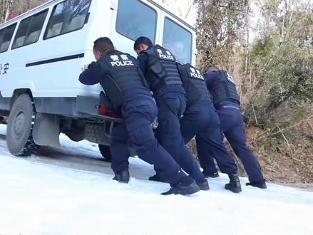 是生来无畏,只是肩上扛着家国
风里雨里,他们站成界碑的模样。
#云南边防 #云南边防对得起每一位中国人 #一号界碑 #缉毒警察 #生命树