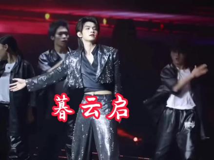 曼谷演唱会,云旗的新歌“暮云启”是一首传递温柔启程、双向奔赴的歌曲,给人一种温柔又克制,并有力量的感觉,爱了,爱了🥰感谢同担的视频
#舞台战魅力四射 #热血舞台名场面 #帅炸了 #演唱会 #云熠