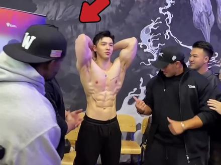 即使如今的“对称之王”安德烈弗格森胡子花白,但一直活跃在健体运动员一线,他不需要向任何人证明自己的实力,因为他的经历本身就是一部传奇史诗!#对称之王安德烈弗格森 #男子健体 #奥赛 #健美大先生