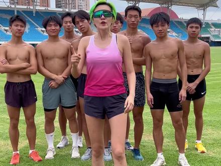 大众也能参加专业赛事!国庆!厦门!和专业运动员同场竞技!最小7岁女生挑战16岁组跑百米!还有谁来挑战!报名即刻开启品 咨询后台或评论区!#大众达标赛#田径#高能杯田径挑战赛 @爱跑步的李老师 @徐海洋四 @赵嘉宁