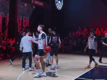 杨策定律:杨策和张晓松同时在场上时会触发张晓松绝杀技能@杨策YC @张晓松 #野球帝courtman #记录精彩瞬间 #风火雷电之战