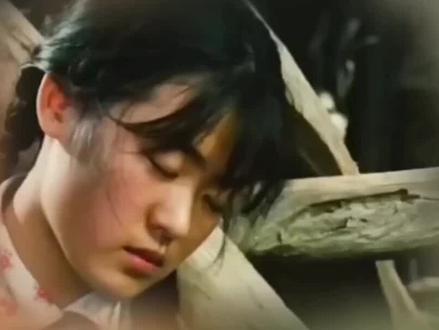 感人缅甸神曲《清新的小女孩》背后讲述了一段凄美的爱情故事。这首歌自从成了电影《牧马人》片段的背景音乐后,在中国爆红!!!#音乐 #音乐分享 #音乐推荐 #伤感音乐 #车载音乐 #抖音小助手 #上热门