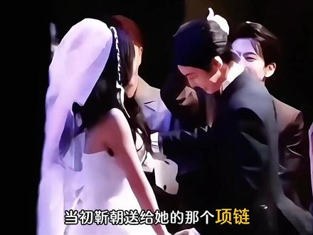 深扒原著分开六年的真相,才知道剧版更改更得人心。结局靳朝姜暮 大婚,六年后两个人终于相见。姜暮终于得知当年比赛后的全部真相。两个人重新和好在一起。#双轨 #虞书欣 #何与