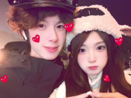 打开你的爱情手册~💖#我们俩#手势舞#恋爱#情侣 #卷毛