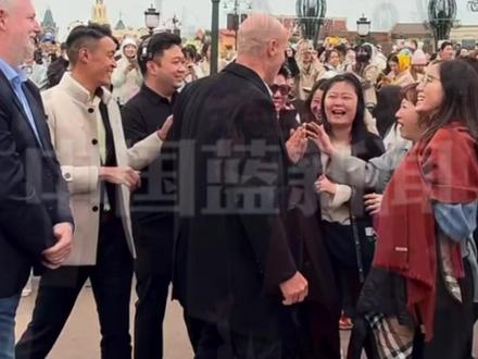 3月20日,上海迪士尼10周年庆典演出,现场连续出了三次故障暂停,当第四次终于成功落幕后,工作人员喜极而泣。