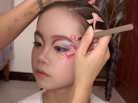 舞台上的妆容花样这样画,妆容更加美了#儿童妆容舞台妆 #儿童舞台妆彩绘妆造 #六一儿童节 #儿童舞台妆眼影