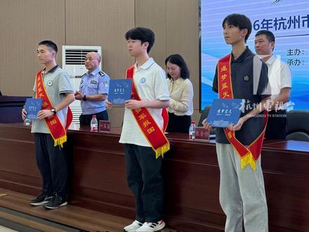 高考分超特控线、爱运动、视力优异!#杭州 4名男生被录取为#空军 飞行学员,浙江省仅录取18人!即将乘坐#运20 开学报到!#空军飞行员 #运20接我上大学 (来源:爱写作的狮子)