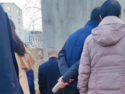 #郑州贾鲁河源头泉水又喷出来了 这并非偶然,而是“天时”与“人和”的共同结果:
天时(气候因素): 今年以来,郑州及周边地区降雨量较为充沛,为地下水回补提供了充足的水源。
地利(地质结构): 该区域地处新密与二七区交界,地质构造特殊,地下岩层深处蕴藏着丰富的地热资源,因此泉水自带温度。
人和(生态治理): 这是最关键的因素。上世纪八九十年代,由于周边煤矿的无序开采和地下水超采,导致地下水流向破坏,水位急剧下降,泉眼因此枯竭。近年来,郑州大力关停污染煤矿,实施地下水压采措施(累计压采量近1亿立方米),随着生态修复的推进,深层地下水水位连续三年稳居全国前列,积蓄的能量终于冲破淤泥,让这眼沉睡多年的暖泉重见天日。