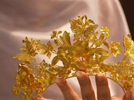 1月21日,金饰克价一夜猛涨43元,国内金饰价格最高上调至1498元,逼近1500元/克,国际金价突破每盎司4800美元#黄金 #大象主播说 @大象新闻主持人王轶