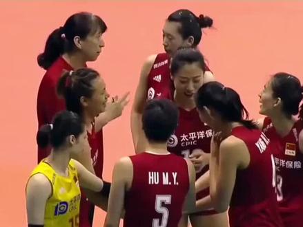 倒计时6天!女排新阵容出征世联赛,多员小将有望首发
距离2026年女排世界联赛开赛仅剩6天,随着吴梦洁因伤退出,全新的主力阵容浮出水面。主帅赵勇明确,南京站赛事将重点锻炼年轻队员,一套“新七仙女”阵容即将亮相赛场。
综合近期训练与热身表现,首发框架基本明朗:主攻庄宇珊、唐欣,副攻陈厚羽、王奥芊,二传张籽萱,接应龚翔宇,自由人倪非凡。
主攻线上,庄宇珊技术成熟,一传、防守等保障环节表现稳定,稳稳锁定一个首发席位。唐欣有世联赛参赛经验,联赛中也常担任首发,她臂展条件出众,扣球力度十足,同时具备一传能力。董禹含伤病较多状态不稳,李晨瑄大概率会担任替补,随时待命。
副攻位置开启新老交替,王媛媛仍在休整,教练组重点考察年轻选手。王奥芊的二号位背飞打法亮眼,和二传张籽萱配合十分默契,她与陈厚羽搭档首发呼声很高,不少球迷也期待她能打出精彩表现。
二传位置着力培养新人,张籽萱此前就深得教练信任,本次世联赛是她积累大赛经验的好机会。老将刁琳宇状态尚可,大概率留力后续亚锦赛,身高出众的解盛钰则会作为替补,应对场上突发情况。
接应位置选择龚翔宇首发,主要出于后排保障考量。多名年轻主攻一传能力偏弱,龚翔宇虽进攻状态有所下滑,但一传和防守功底扎实,能稳住全队节奏。
自由人由倪非凡主打,王梦洁遭遇伤病,为保障后续亚锦赛竞争力,教练组选择让她暂时休整。面对防守、反击能力突出的对手,后排防线的磨合也成为本次赛事的重点。
整套年轻阵容面临不小考验,替补球员也将发挥重要作用。虽然吴梦洁缺席令人遗憾,但年轻队员也迎来了证明自己的机会,期待女排姑娘们在世联赛赛场打出风采。#女排