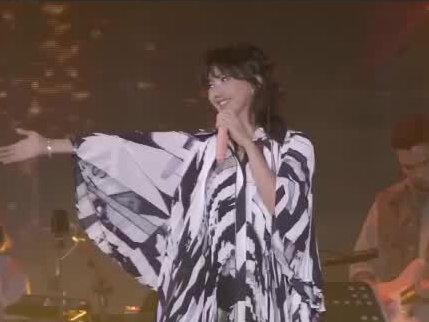 孙燕姿演唱会中脚步突发不适疑似抽筋
