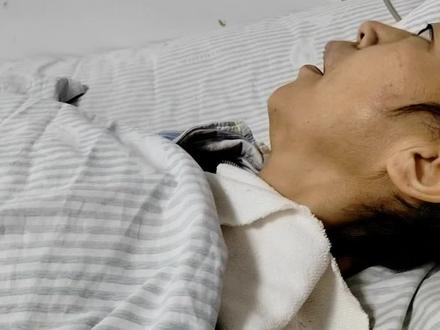 问:临终一念往生,必须具备哪些条件?
答:古大德给我们讲得很清楚,临终一念往生,他至少要具备三个条件,他行!第一个条件,临命终时清清楚楚,不迷惑,这很重要。临终一迷惑,你就不会念佛,人家提醒你,你也很难接受。
第二个条件,这是关键时候,要遇到善知识提醒。这讲助念的重要,在这个紧急关头之下,能不能遇到这么一个人来提醒你,「赶紧念阿弥陀佛,求生净土,放下万缘」,来给你说这些话。
第三个条件,这人一提醒,你要接受,立刻就能接受,念头马上转过来,不再对这个娑婆世界有丝毫的贪恋,一心一意求生净土,念佛往生,那一句佛号真成功。这三个条件,我们细心想想,一个都没有把握,哪里那么巧,三个条件在这个时候统统具足!
这个世间不是没有这个人,有这个人,太少太少了。所以我们不能侥幸,平常要念。平常是什么?平常是练兵,临终是打仗。平常念,目的就是希望临终那一念不迷惑、不颠倒、不会忘失,就成功了。
那么真的要想走这个路子,最重要的是什么?我们平常要放得下,什么都要放下,不可以放在心上,身体在这个世间,一切随缘。随缘,自己一定要相信「一饮一啄,莫非前定」,就是你要相信因果报应,命里面有的决定有,命里没有的,求也求不到,你的心就定了。