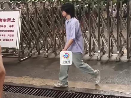 6月7日,重庆沙坪坝。重庆一中第一个出考场学生发言:“我没想到自己第一个出来”,“正常发挥 发挥得还可以”