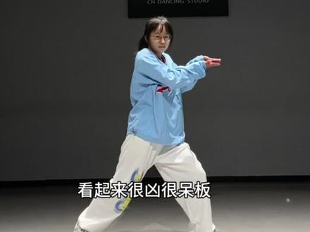 小土妞跳舞两年竟变成酷girl…… 跳舞💃🏻正式满两年了,剪了一个合集,这期是hiphop篇~之后还会有爵士和韩舞篇,主打一个不挑舞种😋。
两年总共刷了500多节课,可能hiphop只跳了230多节,感觉其他舞种的学习对我的hiphop也很有帮助。
ps:省流版可以直接拖到结尾😎
#我的改变只需要两年 #hiphop #学舞蹈的女孩 #女孩子也可以很帅 #帅哥街舞