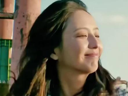 一句话P视频它真的来了 现在做视频真的省事。视频可以像P图一样改。
上传视频素材+人物图片,直接描述“用图片人物替换视频角色”,几分钟就能出结果。
还可以一句话切换卡通、日漫、赛博等风格。
如果担心人物跑偏,记得用“主体”功能,多角度图效果更稳。
#AI工具#AI视频#可灵 #AI还可以这样玩 #O1新玩法