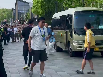 近距离接触明星#跑男录制 #郑恺 #白鹿 #范丞丞 #李晨