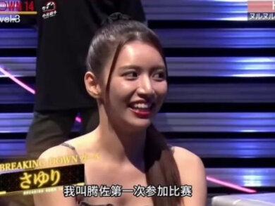 女生打起架来到底有多硬核?神仙来了都拉不开
你们绝对想不到!日本有个格斗综艺叫《Breaking Down》,每季发布会都像“真人版修罗场”——你以为她们是来比赛的?错!她们是来“提前决赛”的!
这群女选手不是职业格斗家,而是从道上来的女混混。发布会刚开场,黑帮成员“涩谷链锯”赤根葵和陪酒小姐“新宿不败”ももこ对视5秒,直接扔矿泉水瓶开打!主持人还没说完话,桌子椅子全成了武器,导演组当场抱头躲桌底,保安举着椅子当电网……这画面简直比动作片还刺激!
更离谱的是,她们的“比赛规则”:打满1分钟就赢!因为街头打架哪有回合?普通人第1分钟激情澎湃,后面连站都站不稳。可这些女混混,9秒内就能掀翻媒体席,导演组连夜跑路!主办方原计划“文明对谈”,结果会议室秒变战场——两只母狮锁在一间屋,给个麦克风,她们会握手言和吗?不!她们会互相撕咬!
数据说话:第14季发布会平均寿命只有4分58秒,比UFC一回合还短!你敢信?她们连“赛前发言”都充满火药味:
ももこ :“我没有期待,我只是想看看她还能不能活着站在这里。”
赤根葵:“你倒是站起来试试。”
男人总说“阳刚之气”,可这些女生下手比谁都狠!上海地铁两女生为小事撕衣肉搏,网友直呼“不敢娶这样的老婆”;长沙两名“精神小妹”骑乘抡拳,围观群众傻眼。谁说女人只能温柔? 她们用拳头证明:暴力不分性别,狠劲儿才是硬核!
最后灵魂拷问:为什么女生打架总被贴上“野蛮”标签? 男的打架是“爷们儿刚”,女的打架却要被网暴?或许该反思的不是她们,而是我们对“暴力”的双标定义。
#日本 #格斗 #女子格斗 #综艺 #打架