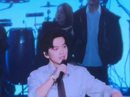 《梦到哪句说哪句》的谢幕🤭#李健 #李健日照 #李健演唱会 #初光天籁演唱会 @抖音小助手 @抖音创作助手