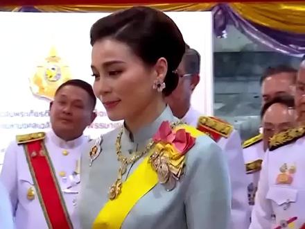 泰王送苏提达新珠宝,花朵蓝宝石耳环闪瞎眼