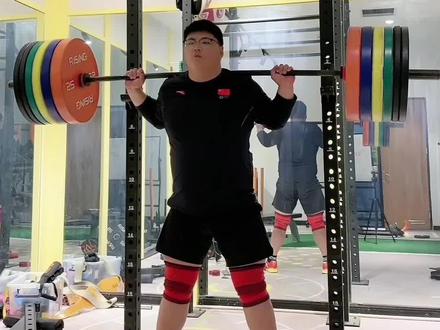 举重运动员训练用什么杠铃杆##健身 #举重 #杠铃杆 #力量举 #日常训练