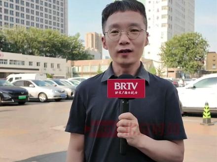 援坦潍坊医生#张军桥 为救人牺牲,潍坊市追授张军桥“见义勇为英雄”称号并给予表扬奖励和慰问金10万元,北京时间亲临张军桥生前所在医院,第一时间为您带来张军桥医生后续报道。(记者:李鹏毅)#张军桥医生