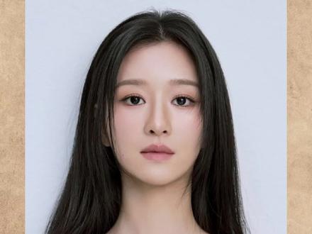 15岁的长中庭紫微星❗️赵钰琪成顶美共识❓ 是美成共识?还是平平无奇? 长中庭的赵钰琪凭什么成为2026新晋颜值紫微星? 以后会不会长残?大胆预测赵钰琪的未来颜值! 长中庭姐妹给我记住!你们该崛起了!#长中庭 #影响颜值的因素#赵钰琪#长中庭女孩 #抖音风格实验室