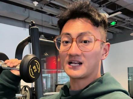 一夜之间右手回到了新手入门,这种心情真是无法用语言形容,有没有懂康复的朋友帮看看,多谢各位#健身
