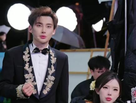 心疼龙队和妹宝,刚刚在上海参加完活动,赶车回来又立马直播,两兄妹回到不舒服还坚持直播,怕大家等太久,太拼了心疼🥺#龙浩天 #龙浩天妹妹 #龙浩天直播录屏 #龙浩天大舞台 #酉阳