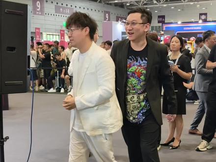 麦克大佬现身深圳粤港澳大湾区车展揭幕! 为博豪神车馆c位的帕加尼Zonda MY掀布
#pagani
#帕加尼
#zonda
#mike大佬
#shinmikeyin