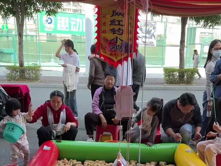 新玩法、在体育中心钓小鸡#钓小鸡#儿童游戏