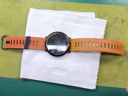 智能手表黑屏别慌!未必是板子问题,久用故障拆换元件试试 智能手表开机画面黑屏,这种故障不一定是板子损坏去,很有可能是使用久了故障,可以自己拆解试试更换这个元件,一般都能解决#运动手表 #芯片拆解工具 #电芯拆机模组 #智能手表换电池组#智能手表开机黑屏