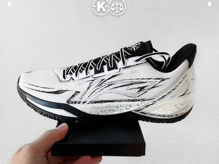 全新利刃6V2实际重量称重! 本期球鞋有多重为大家带来李宁利刃6V2的实际重量称重,看看这双全新推出的实战篮球鞋实际重量是多少!#利刃6v2 #李宁 #球鞋 #篮球鞋 #球鞋有多重