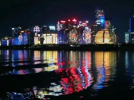 杭州坐船夜游钱塘江+运河,抖音上刷曝了,游船大概2.30分左右,“限购票”抖音上团购仅99💰定位链接挂在左下方⬇️了哈,赶紧屯票哦。#钱塘江漫游 #周末去哪玩 #旅行推荐官 #最美夜景🌃 #杭州吃喝玩乐