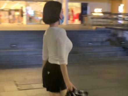 #许晴生图 有网友晒出再新加坡偶遇夜走锻炼的许晴,大家觉得许晴的身材和状态如何?#娱乐播报台