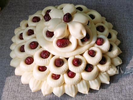 山东大馒头最近火了,过年做个4斤重的枣山,比脸盆还大,比花还美 #我承认我对山东大馒头一无所知##美食#