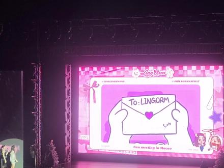 #lingorm #lingorm澳門 15號應援視頻以及感謝語來啦 視頻直接貼臉開大鄺總哈哈哈哈 鄺兒也是被los們蛐蛐了哈哈哈哈看你以後還敢嘛 還好我們鄺兒看出來我們舉的是only you了哈哈哈哈 再次感謝做應援視頻的各位老師 視頻真的絕絕子 感謝老師們的付出 最後想總結一下lingorm說的感謝的話 小奧說要回家了 不能哭各種的 其實她也捨不得我們 雖然我們語言不相通但是你在場上努力聽鄺兒聽主持人講話在用奶奶的聲音說出來的那一刻小奧你真的很棒而且說的真的特別標準 尤其是最後一直在說很愛我們 還說到有機會一定會再次回來 所以真的很希望三月馬上官宣好嗎 再來兩場哈哈哈 再到鄺兒說了那一句沒有我們就沒有今天的她 其實聽到這句話真的很感動眼里泛著淚光很想哭但是忍住了我覺得我們和lingorm是雙向奔赴的 如果沒有她們演秘密也不會有今天的我們 如果沒有那麼真誠善良的她們也不會有我們 lo和los是雙向的 所以今後的道路上我們會一直愛你們支持你們 會一直陪你們走下去的 必須讓我們家產走向國際