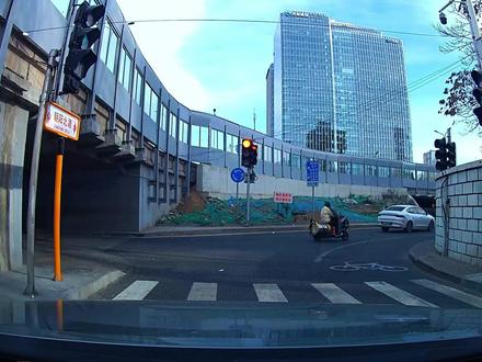 环岛红灯时能否右转弯,这种情况需要停车等待 只有一条右转弯车道,在环岛红灯的情况下能否右转弯,见仁见智#环岛行驶 #新手练车 #北京汽车陪练