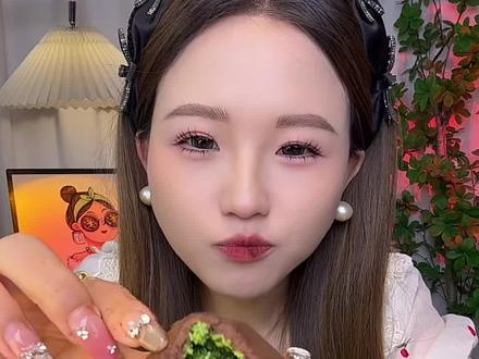 已经是第三次回购轻善语他们家迪拜软曲奇了,一开始也是对比了很多家 配料表第二位就是开心果酱,甜度很适中,不齁甜的,一个60克 用的是无蔗糖棉花糖做的外皮,没有香精色素防腐剂,配料表干净#迪拜软曲奇#曲奇 #下午茶甜品