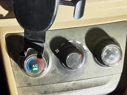 长安跨越新V7空调出现只有最大档有风,低档位不出风的故障。
这种情况多为鼓风机调速电阻损坏导致,更换即可恢复正常。
专业维修思路分享,仅供参考,修车少走弯路。#每天一个用车知识 #汽车维修服务 #修车 #汽车知识科普 #蚌埠搏爱服务站