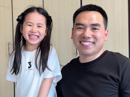 这小闺女真是让妈妈越来越省心啦#贴心小棉袄#笑容加儿童电动牙刷