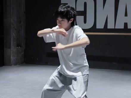 越听越燃的一首歌🔥(也谢谢哥哥姐姐姨姨们喜欢我的编舞🤗)#带得闲谨制主题曲走遍抖音 #得闲谨制 #肖战 #佐佐编舞 #抖音热门舞蹈计划