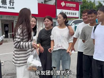 马上要出发去韩国了,带着姐姐弟弟妹妹出来买衣服了