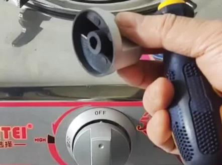 通用燃气灶旋转按钮更换教程???第一步:安全第一!先关闭燃气总阀,等待灶台完全冷却,避免残留燃气引发危险。
第二步:拆旧旋钮。大部分旋钮是卡扣式,直接握住往上拔就能取下;少数带固定螺丝的,用一字螺丝刀拧松即可,拆的时候记得观察阀杆有没有生锈,有锈迹可以用干布擦干净。
第三步:精准选购。把旧旋钮或阀杆的照片发给卖家,说明切面角度(0°/45°/90°),优先选食品级耐高温材质,安全又耐用。
第四步:装新旋钮。对准阀杆的卡槽轻轻按压,确保完全卡紧,然后打开燃气测试,确认点火正常、旋钮不松动就搞定了!
自己动手换配件,不仅省钱还特有成就感,家里燃气灶旋钮有问题的宝子,赶紧试试这个方法~#希望对大家有帮助