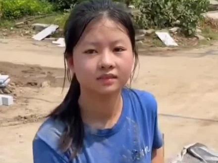 15岁女孩在工地干活,被以为是来体验生活,背后的真相令人泪目