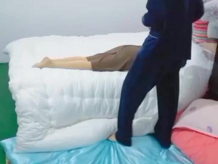 视频剪辑分享丨两夫妻用棉被包裹捆绑娱乐 #大厚漂亮的绸缎棉被#冬天包裹很舒服