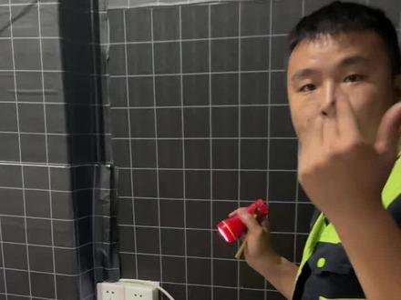 家里面千万不要贴墙纸,不然你就会成这样。 #赫冠虫控 #家里有老鼠怎么办 #蟑螂恶霸 #除蟑螂 #消杀公司