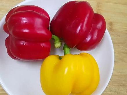 彩椒炒鸡蛋只需加一种调料,炒出来的鸡蛋没腥味,彩椒还脆爽好吃